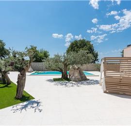 4 bedroom villa with indoor and outdoor pools in Galižana, Istria, sleeps up to 8